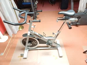 Fitnessstudio Betriebsauflösung - großes Studio - Cardio / Kraft / Spinning und allerhand Zubehör