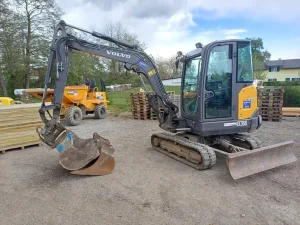 Baumaschinen + Nutzfahrzeuge + Lagerware